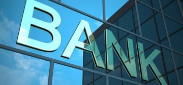 Надпись "Bank" на стеклянном здании