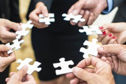 Управлять сотрудниками