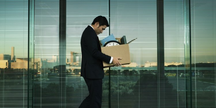 расстаться с сотрудником