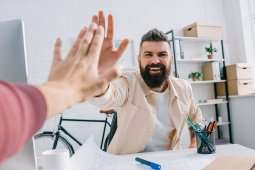 Позитивный работник на предприятии