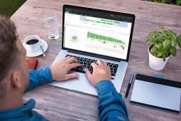 Чоловік працює з Yaware TimeTracker для контролю та обліку робочого часу на ноутбуці