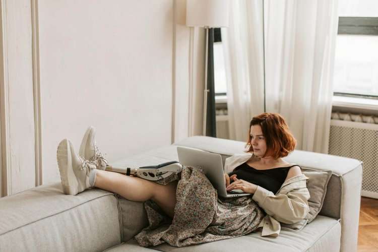 Жінка використовує тайм трекінг для фрілансингу